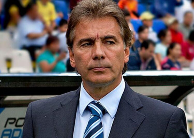 Despedir a De los Cobos costaría casi $400,000