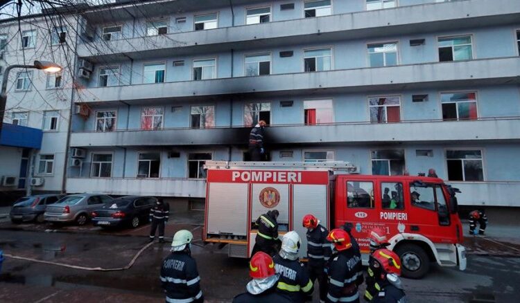 Cinco fallecidos en un incendio en un hospital rumano de pacientes de covid