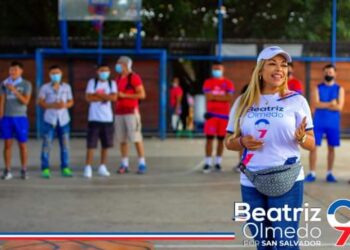 Beatríz Olmedo entrega uniformes en Guazapa