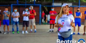 Beatríz Olmedo entrega uniformes en Guazapa