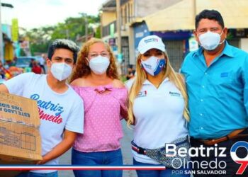 Beatríz Olmedo lleva donaciones de juguetes en Guazapa