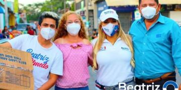 Beatríz Olmedo lleva donaciones de juguetes en Guazapa