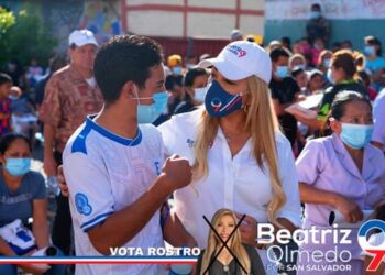 Beatríz Olmedo celebrando fiesta infantil en Rosario de Mora