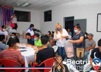 Beatríz Olmedo comparte cena con los defensores del voto en Apopa