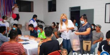 Beatríz Olmedo comparte cena con los defensores del voto en Apopa