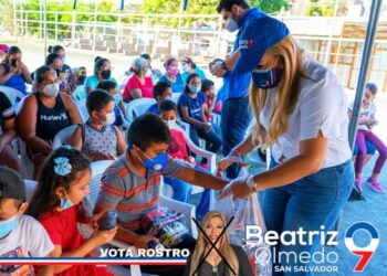 Entrega de juguetes y refrigerios en Soyapango por parte de Beatriz Olmedo