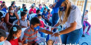 Entrega de juguetes y refrigerios en Soyapango por parte de Beatriz Olmedo