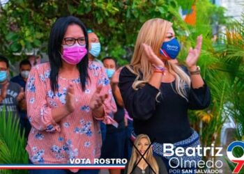 Beatríz Olmedo compartió cena con los habitantes en Cuscatancingo