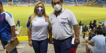 El alcalde de Santo Tomás, Efraín Cañas y Beatríz Olmedo estuvieron apoyando al Alianza