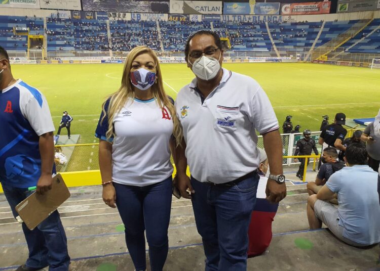 El alcalde de Santo Tomás, Efraín Cañas y Beatríz Olmedo estuvieron apoyando al Alianza