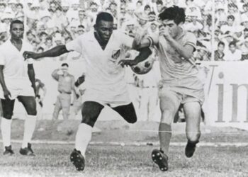 Un 16 de enero, hace 55 años, se le ganó al mítico Santos de Pelé 2-1 en el estadio Flor Blanca.