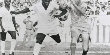 Un 16 de enero, hace 55 años, se le ganó al mítico Santos de Pelé 2-1 en el estadio Flor Blanca.