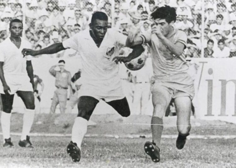 Un 16 de enero, hace 55 años, se le ganó al mítico Santos de Pelé 2-1 en el estadio Flor Blanca.