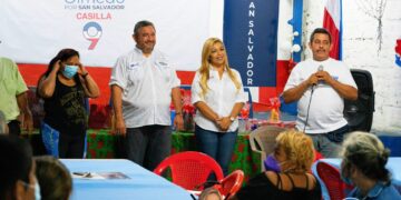 Amador y Beatríz Olmedo visitan al sector obrero en Apopa