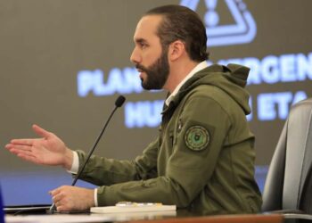 Para desviar atención de suspensión de candidatura de Walter Araujo, Bukele se compara a un dictador ficticio