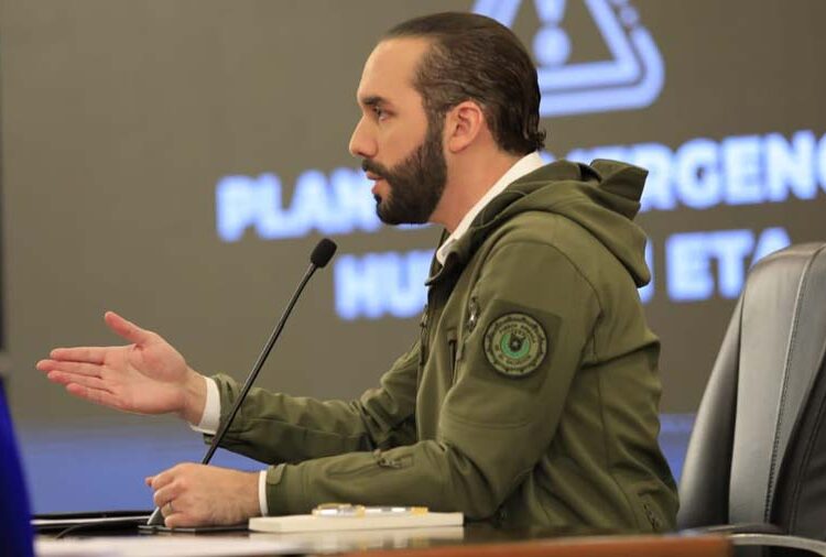 Para desviar atención de suspensión de candidatura de Walter Araujo, Bukele se compara a un dictador ficticio