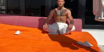 Conor McGregor a Abu Dhabi para luchar contra Dustin Poirier en UFC