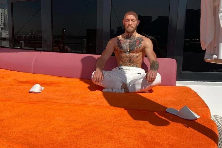 Conor McGregor a Abu Dhabi para luchar contra Dustin Poirier en UFC