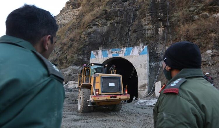 Elevan a 19 muertos y 200 desaparecidos por avalancha en glaciar en India