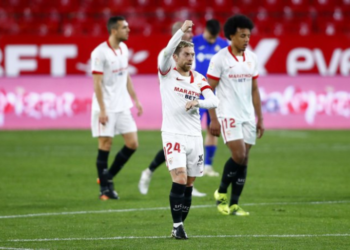 Descomunal golazo del Papu Gómez en el triunfo del Sevilla