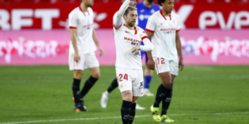Descomunal golazo del Papu Gómez en el triunfo del Sevilla