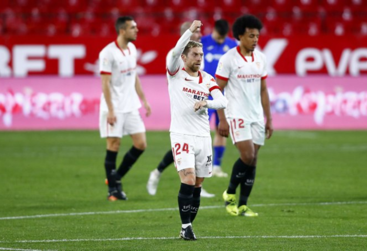Descomunal golazo del Papu Gómez en el triunfo del Sevilla