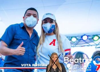 Beatríz Olmedo junto al alcalde Juan Pablo Alvarez presente en campaña en Soyapango