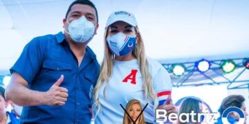 Beatríz Olmedo junto al alcalde Juan Pablo Alvarez presente en campaña en Soyapango