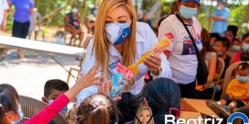 Beatríz Olmedo entregó juguetes a niños en San Martín