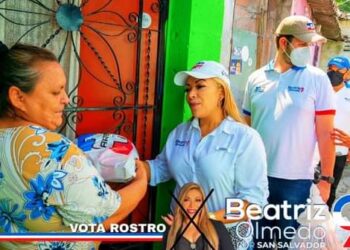 Beatríz Olmedo entregó víveres en Soyapango