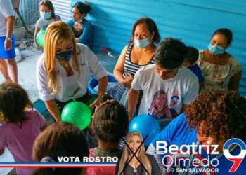 Entregas de juguetes por parte de Beatríz Olmedo a niños en Soyapango