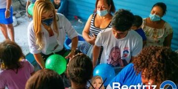 Entregas de juguetes por parte de Beatríz Olmedo a niños en Soyapango