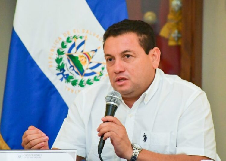 Rolando Castro denuncia muerte de empleada despedida por d´Aubuisson sin ver justicia en su caso