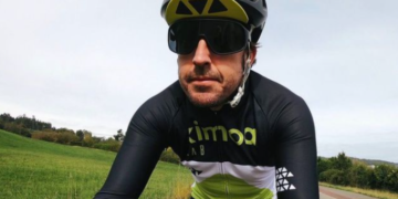 El piloto español Fernando Alonso fue atropellado por un coche cuando entrenaba en bicicleta