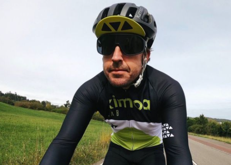 El piloto español Fernando Alonso fue atropellado por un coche cuando entrenaba en bicicleta