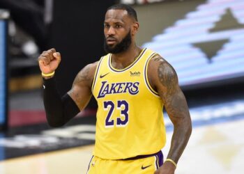 LeBron James discute e insulta a aficionada
