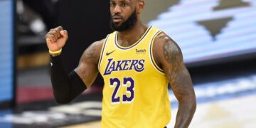 LeBron James discute e insulta a aficionada