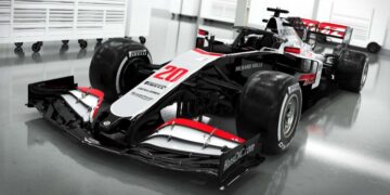 Escudería Haas levanta polémica por colores al presentar nuevo monoplaza para F1