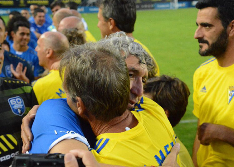 Indes firma convenio con el Cádiz CF en beneficio del fútbol salvadoreño