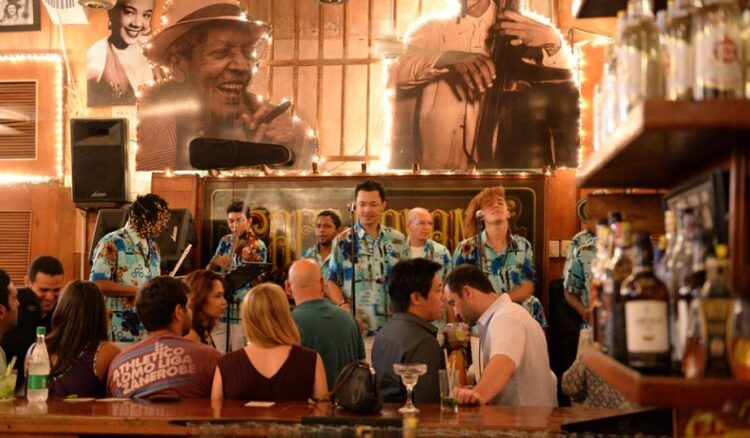 Colombia decreta toques de queda los fines de semana