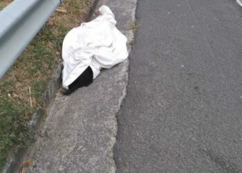 Estrangulan a mujer y lanzan su cadáver a la carretera en Cuscatlán