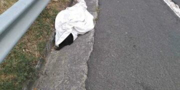 Estrangulan a mujer y lanzan su cadáver a la carretera en Cuscatlán