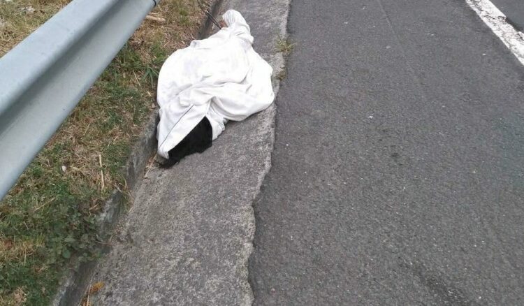 Estrangulan a mujer y lanzan su cadáver a la carretera en Cuscatlán