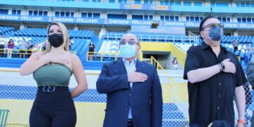 Entregan reconocimiento a la trayectoria de Linda Cruz en el periodismo deportivo