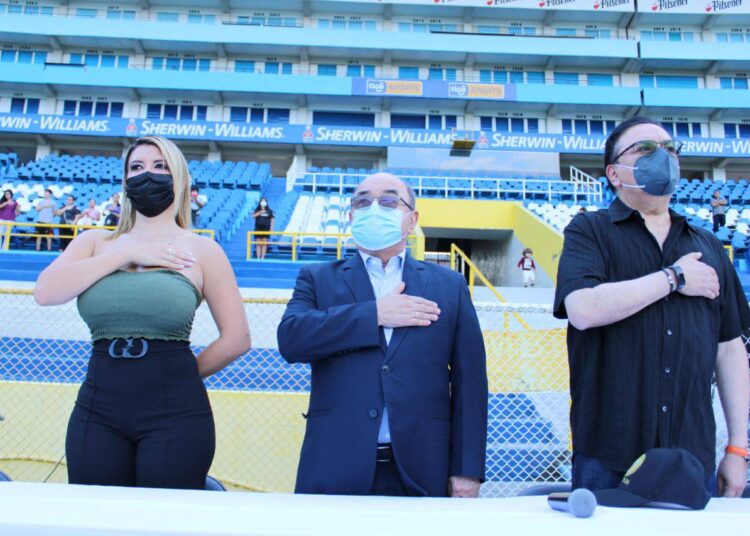 Entregan reconocimiento a la trayectoria de Linda Cruz en el periodismo deportivo