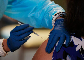 España se suma a los 12 países que suspendieron la vacuna de AstraZeneca