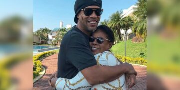 Ronaldinho devastado por la muerte de su madre no deja de beber