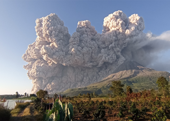 El volcán Sinabung de Indonesia arroja una espectacular columna de cenizas