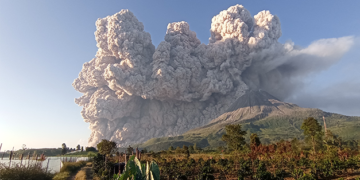 El volcán Sinabung de Indonesia arroja una espectacular columna de cenizas