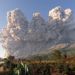 El volcán Sinabung de Indonesia arroja una espectacular columna de cenizas